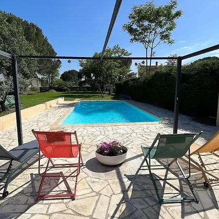 Uzes, La Maison Au Bout Du Chemin