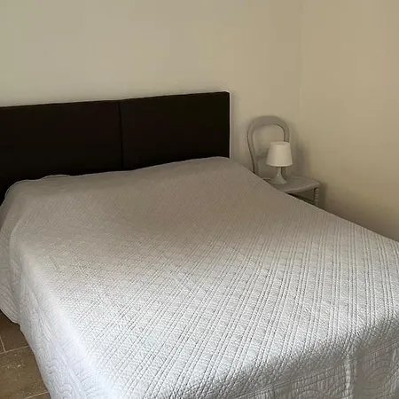 Uzes, La Maison Au Bout Du Chemin
