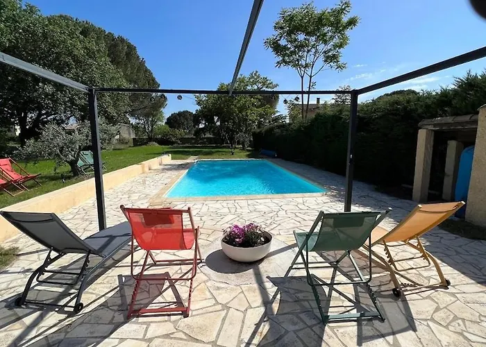 Uzes, La Maison Au Bout Du Chemin