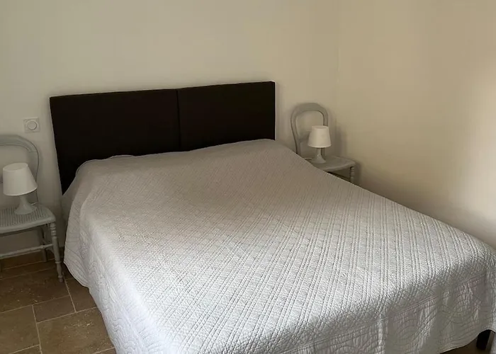 Uzes, La Maison Au Bout Du Chemin